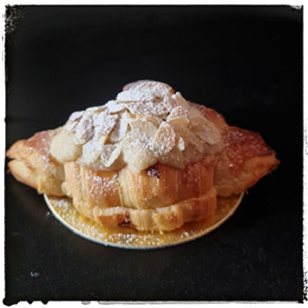 Croissant relleno de almendra